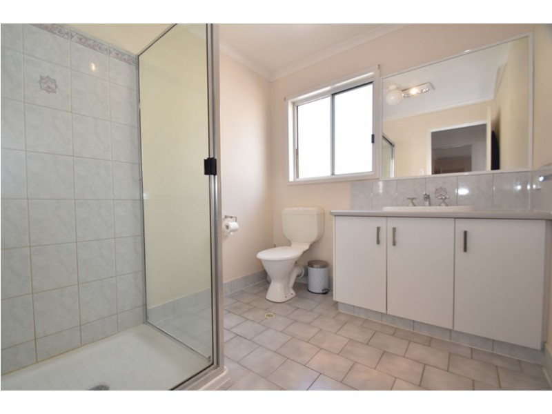 2/19a Gladstone Street, Newtown QLD 4350