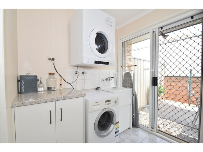 2/19a Gladstone Street, Newtown QLD 4350