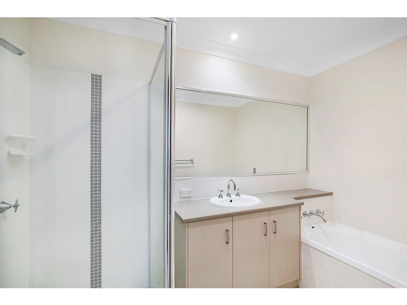 1/10 Sambar Court, Kearneys Spring QLD 4350