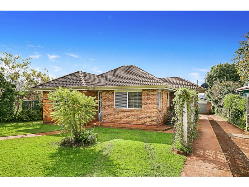 7 Macquarie Street, Centenary Heights QLD 4350