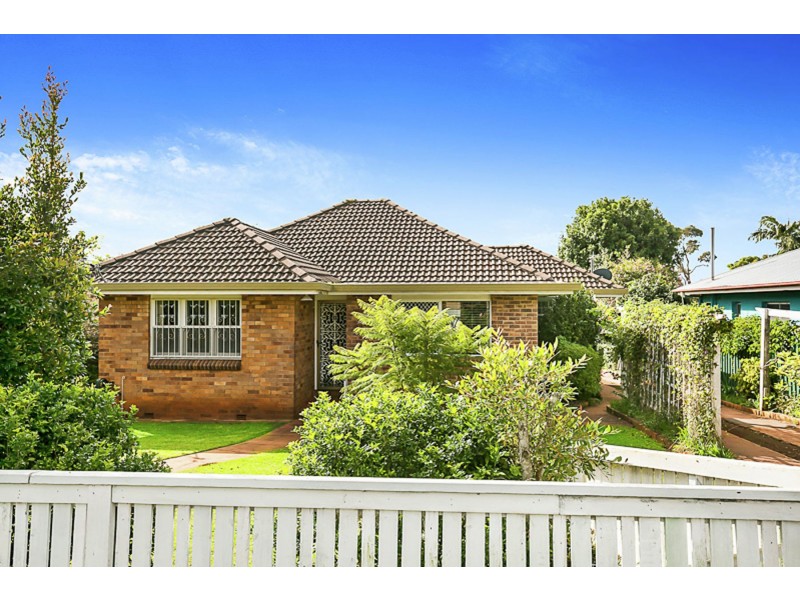 7 Macquarie Street, Centenary Heights QLD 4350