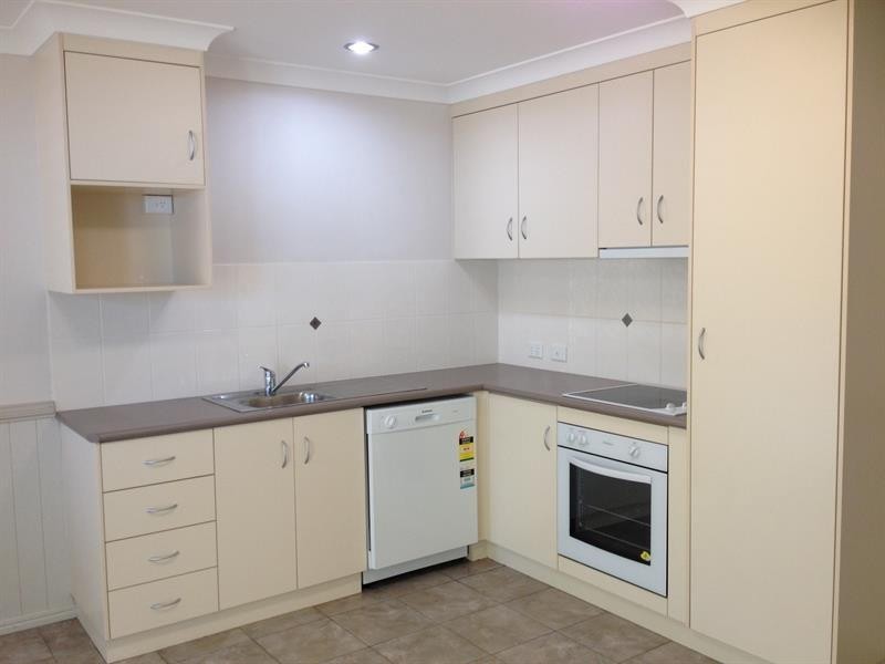 2/6a Clarissa Street, Newtown QLD 4350