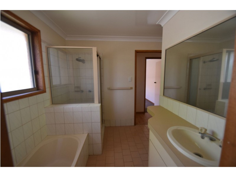 4 Janine Court, Kearneys Spring QLD 4350