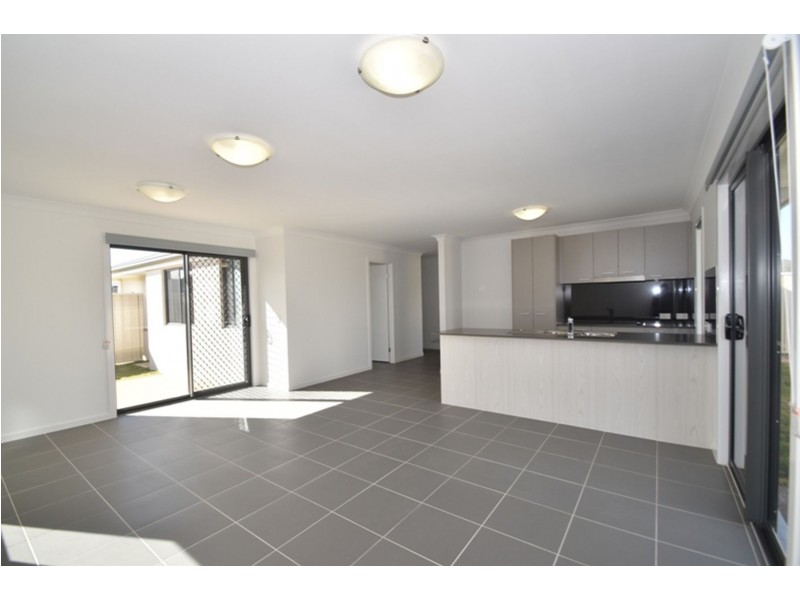 2/4 Minnett Street, Glenvale QLD 4350