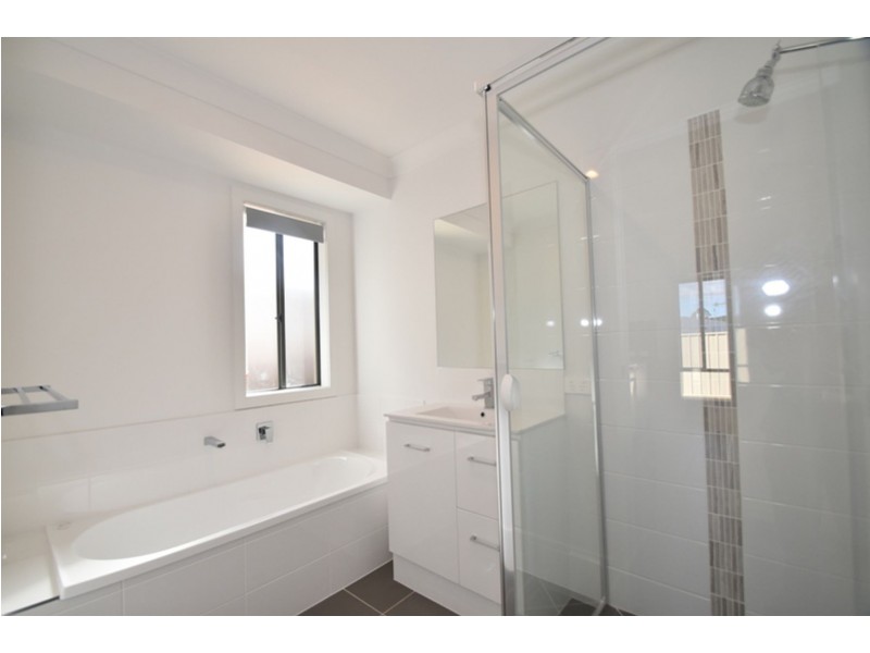 2/4 Minnett Street, Glenvale QLD 4350