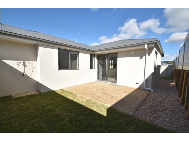 2/4 Minnett Street, Glenvale QLD 4350