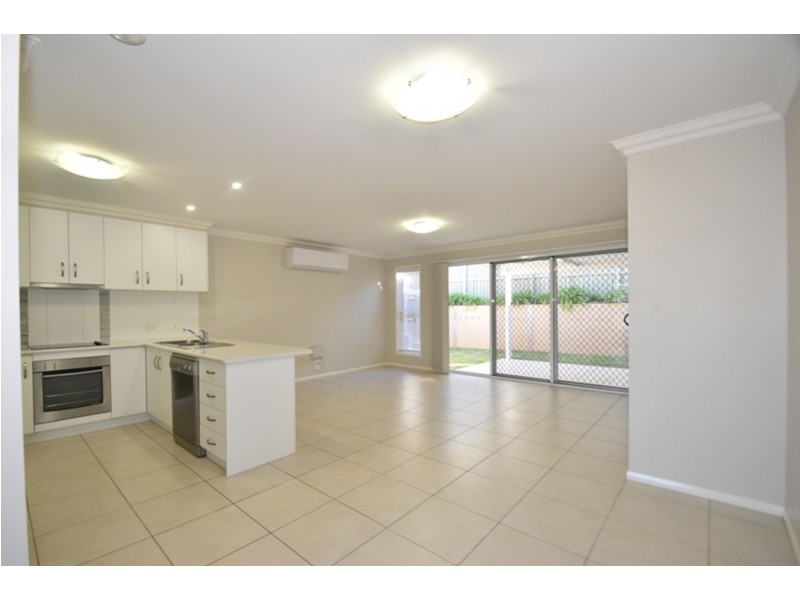 2/5 Nabiac Close, Kearneys Spring QLD 4350