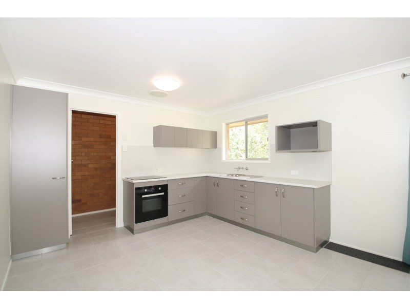 2/27a North Street, Mount Lofty QLD 4350