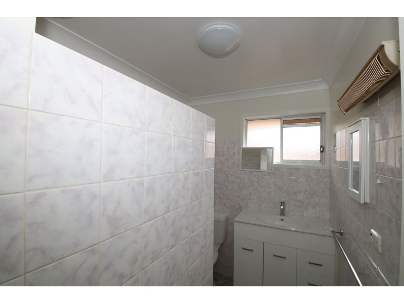 2/27a North Street, Mount Lofty QLD 4350