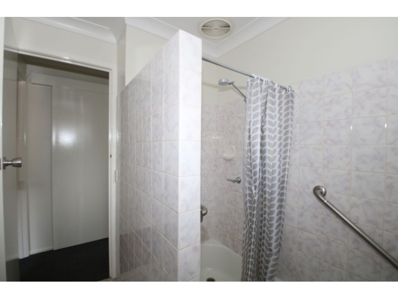 2/27a North Street, Mount Lofty QLD 4350
