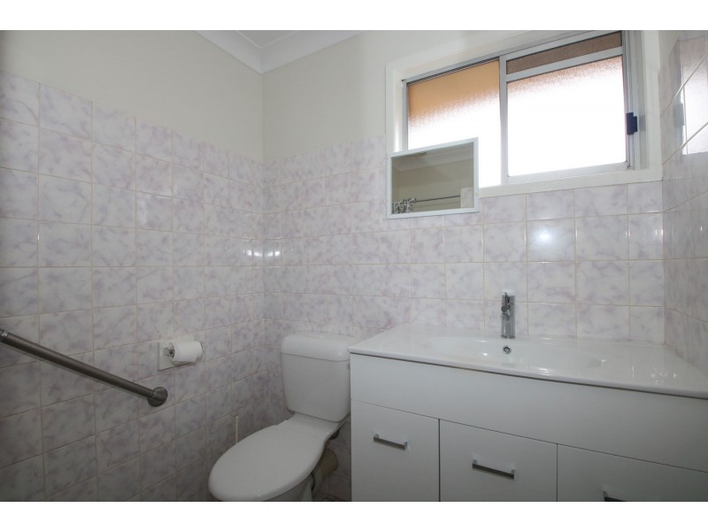 2/27a North Street, Mount Lofty QLD 4350
