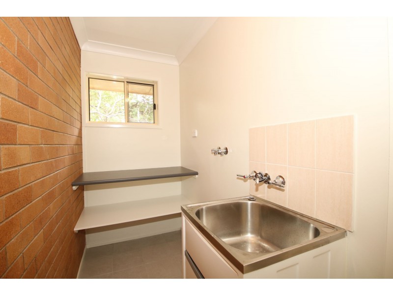 2/27a North Street, Mount Lofty QLD 4350