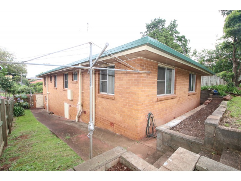 2/27a North Street, Mount Lofty QLD 4350