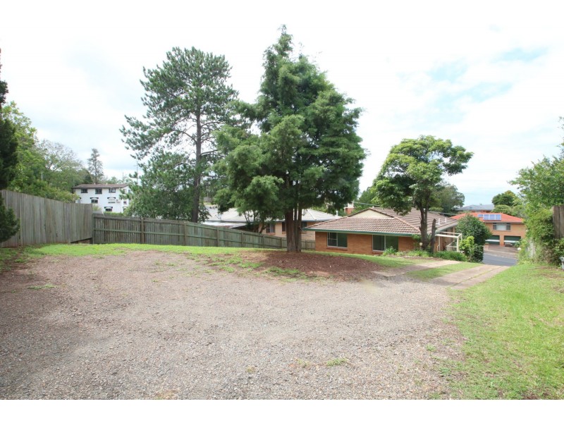 2/27a North Street, Mount Lofty QLD 4350