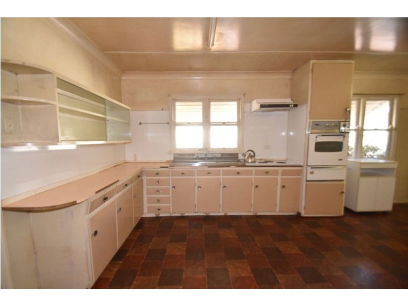 386 Tor Street, Newtown QLD 4350