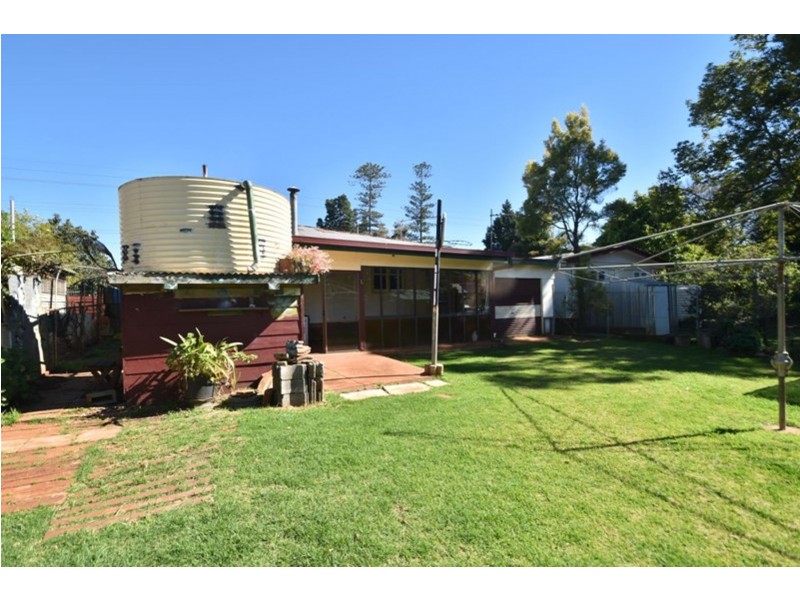 386 Tor Street, Newtown QLD 4350