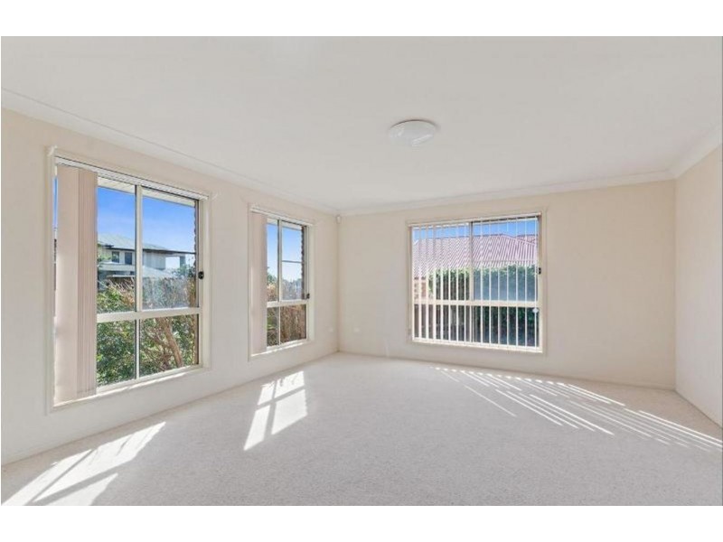 4 Vanham Close, Middle Ridge QLD 4350