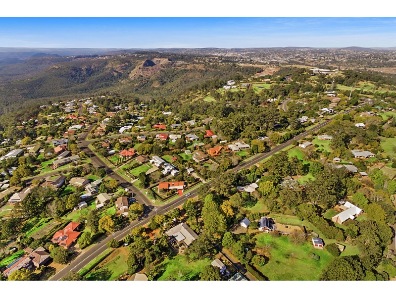14 Hilltop Crescent, Blue Mountain Heights QLD 4350