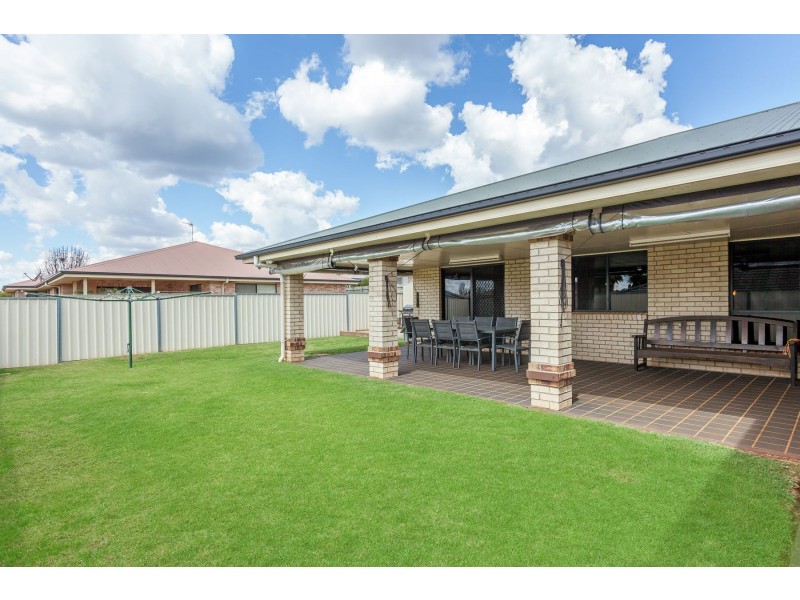 18 Menzies Street, Middle Ridge QLD 4350