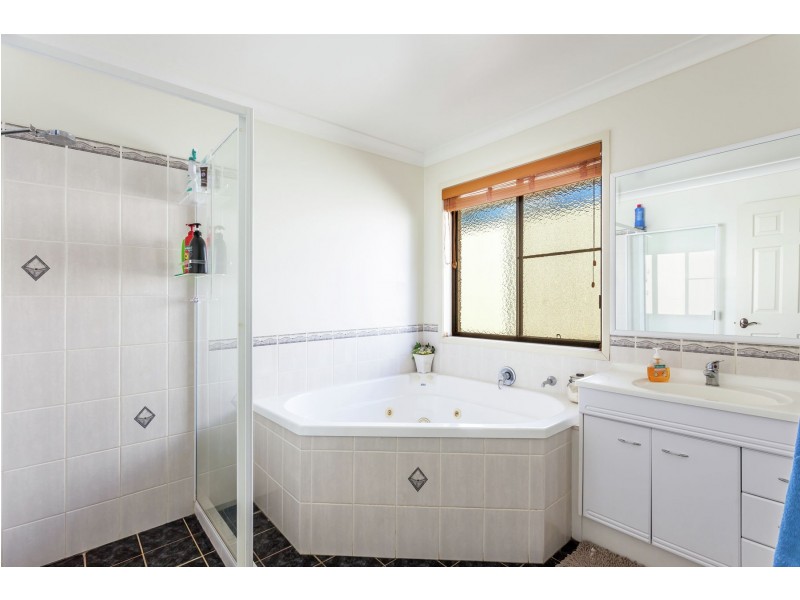 18 Menzies Street, Middle Ridge QLD 4350