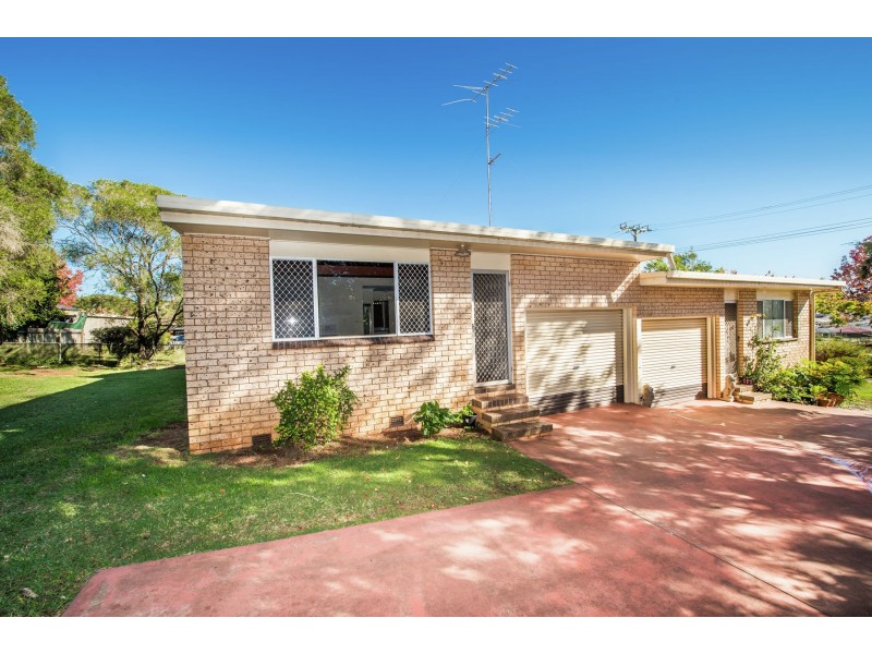 Unit 1 & 2, 4 Wine Drive, Wilsonton Heights QLD 4350