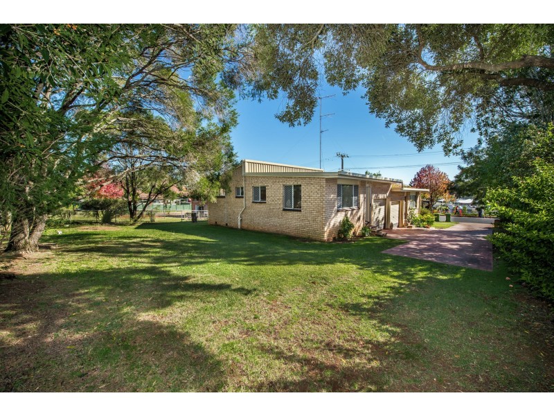 Unit 1 & 2, 4 Wine Drive, Wilsonton Heights QLD 4350