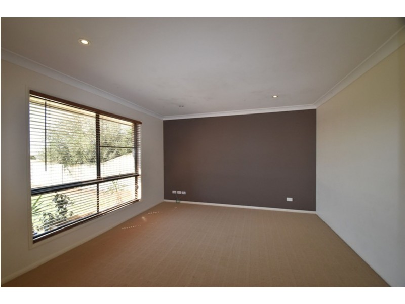 17 Wellington Street, Wyreema QLD 4352