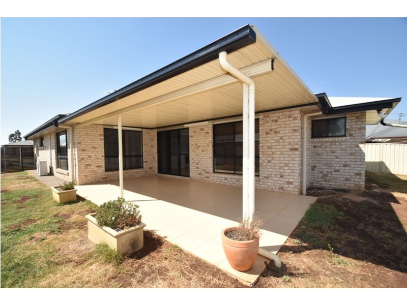17 Wellington Street, Wyreema QLD 4352