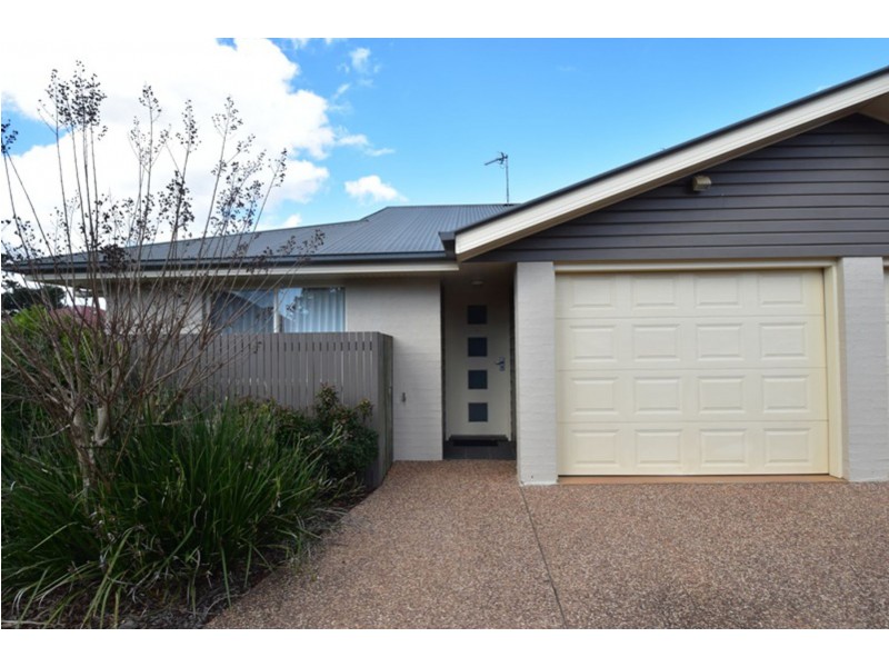 4/11 Albert Street, Newtown QLD 4350