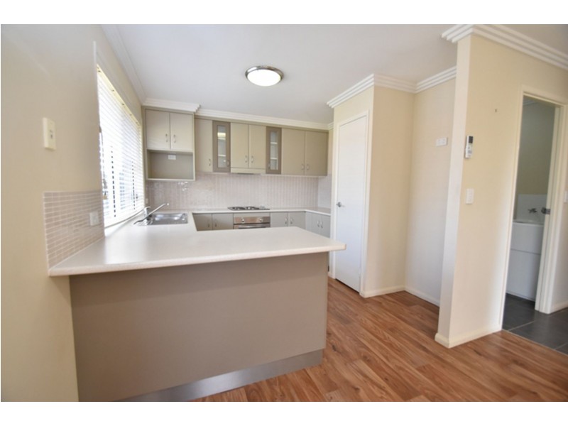 4/11 Albert Street, Newtown QLD 4350