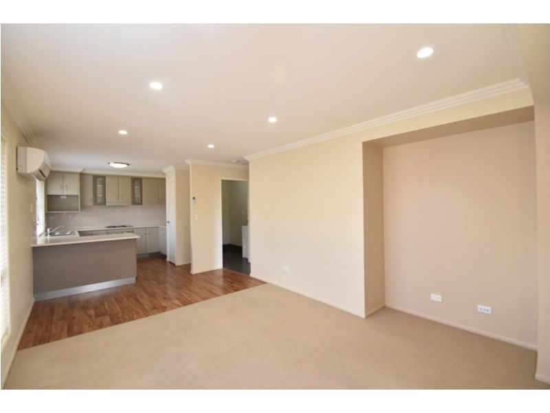 4/11 Albert Street, Newtown QLD 4350
