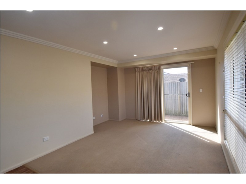 4/11 Albert Street, Newtown QLD 4350