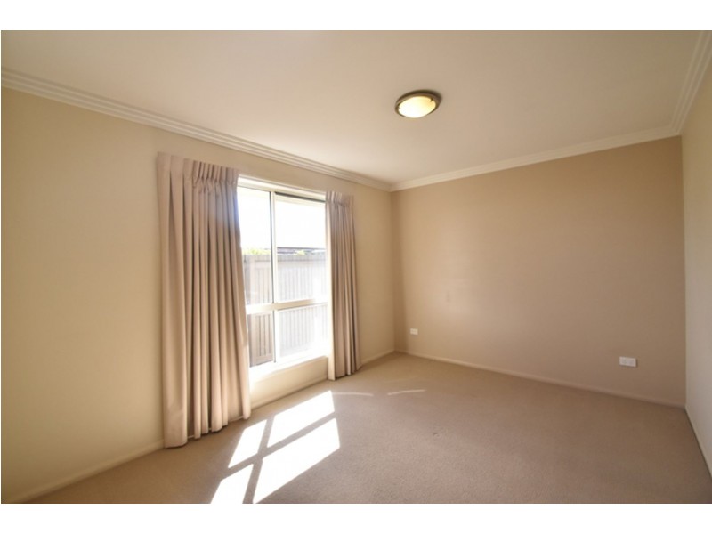 4/11 Albert Street, Newtown QLD 4350