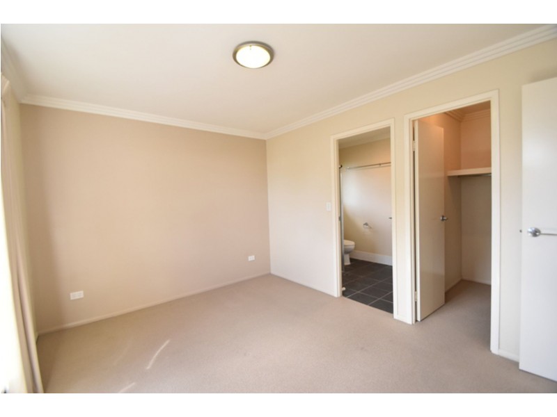 4/11 Albert Street, Newtown QLD 4350