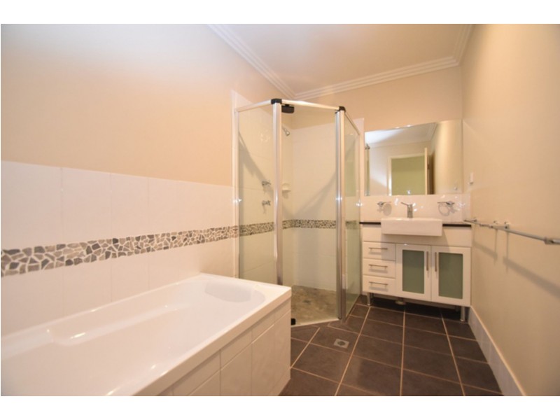 4/11 Albert Street, Newtown QLD 4350