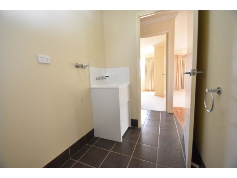 4/11 Albert Street, Newtown QLD 4350