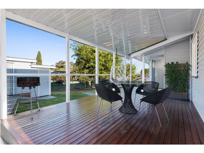 18 Esther Street, Mount Lofty QLD 4350