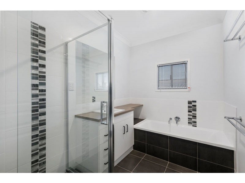 18 Esther Street, Mount Lofty QLD 4350