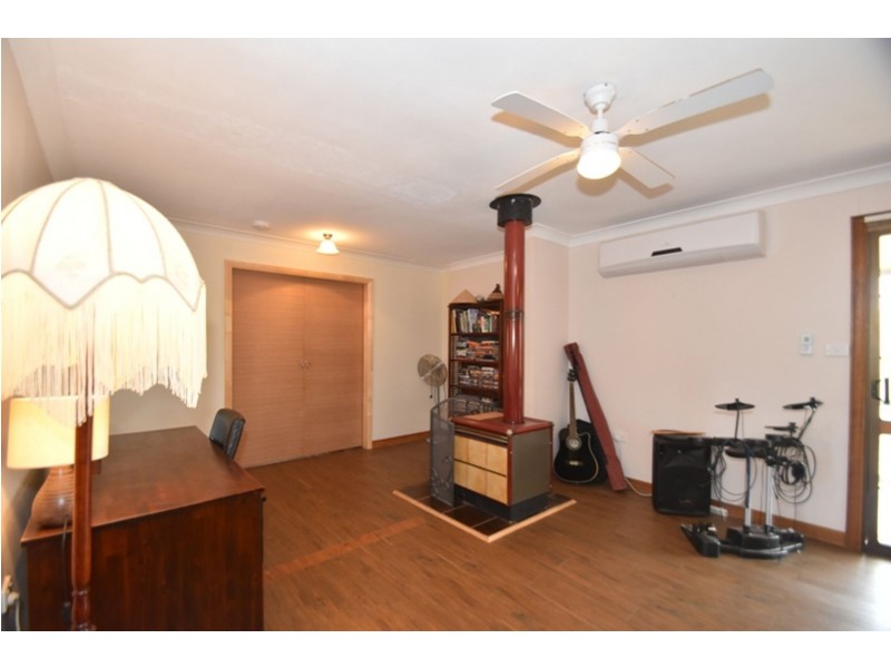 9 Lobwein Street, Meringandan West QLD 4352