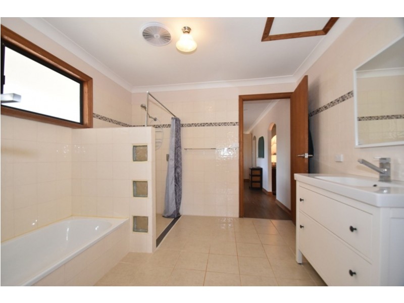 9 Lobwein Street, Meringandan West QLD 4352