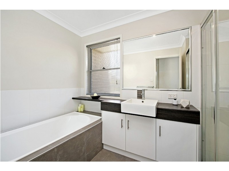 2/23b Charles Street, Newtown QLD 4350