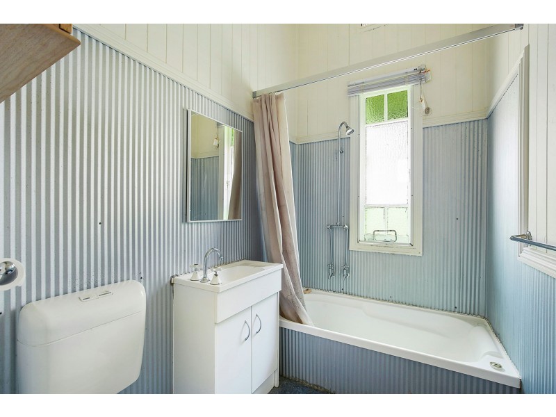 85 West Street, Newtown QLD 4350