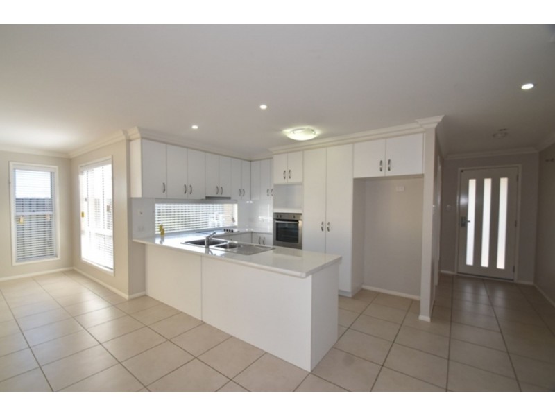 5 Nabiac Close, Kearneys Spring QLD 4350