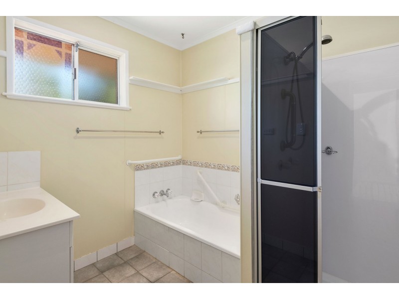 27 Mott Crescent, Rockville QLD 4350