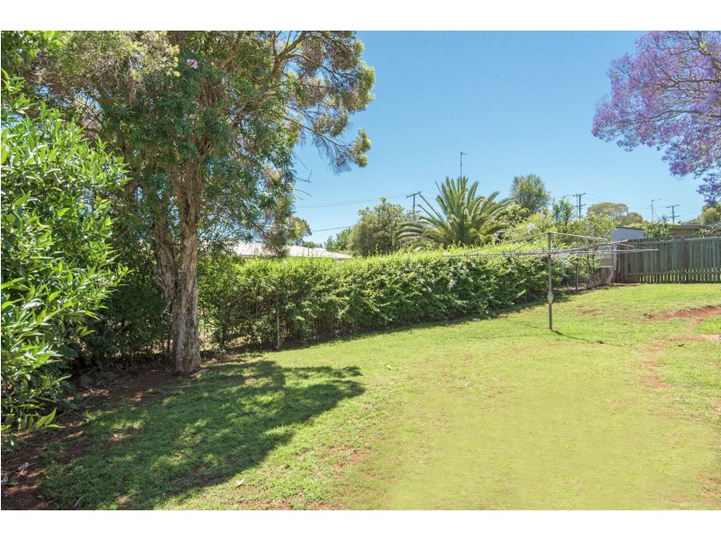 33 Hinkler Crescent, Wilsonton QLD 4350