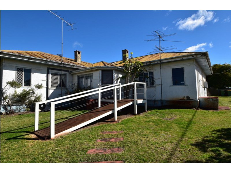 2/107a West Street, Newtown QLD 4350