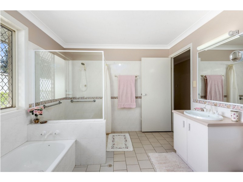 8 Buckle Court, Middle Ridge QLD 4350