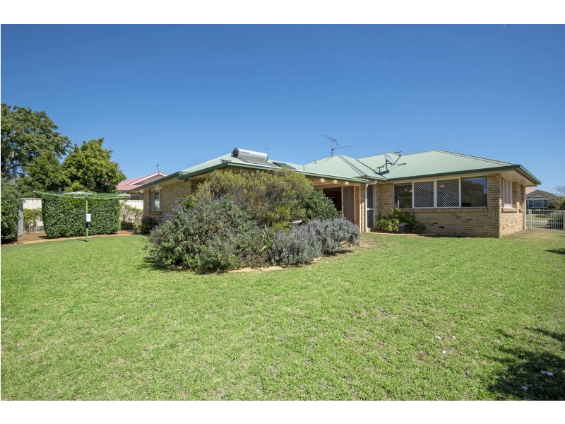8 Buckle Court, Middle Ridge QLD 4350