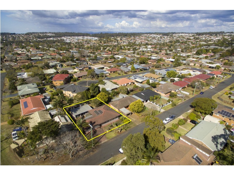 4 Robyn Street, Centenary Heights QLD 4350