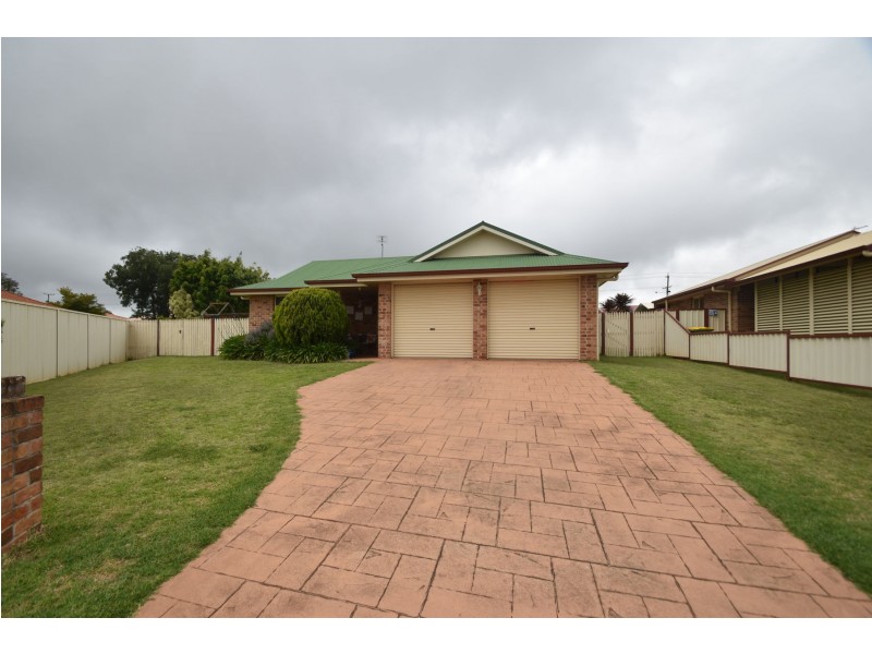 2 Buckle Court, Middle Ridge QLD 4350